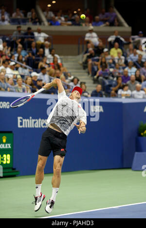 New York, USA. 5. Sep 2018. John millman von Australien dient während der Männer singles Viertelfinalegleichen gegen Novak Djokovic aus Serbien an die 2018 US Open Tennis Championships in New York, USA, Sept. 5, 2018. Djokovic gewann 3-0. Credit: Li Muzi/Xinhua/Alamy leben Nachrichten Stockfoto