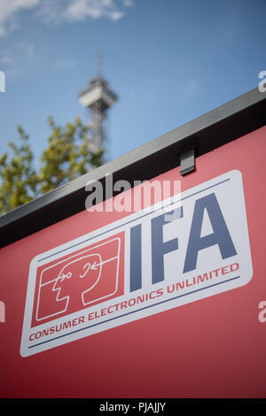 Berlin, Deutschland. 05 Sep, 2018. 05.09.2018, Berlin: Ein Plakat der Messe für Unterhaltungselektronik und Haushaltsgeräte IFA vor dem Berliner Funkturm steht. Credit: Arne Immanuel Bänsch/dpa/Alamy leben Nachrichten Stockfoto