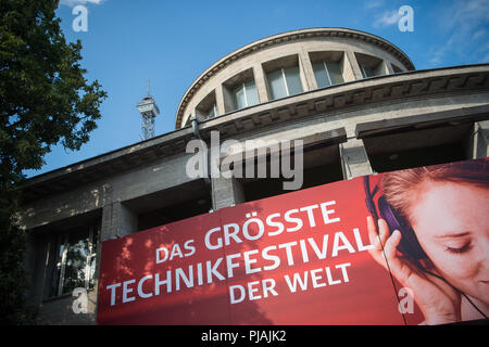 Berlin, Deutschland. 05 Sep, 2018. 05.09.2018, Berlin: Ein Plakat der Messe für Unterhaltungselektronik und Haushaltsgeräte IFA vor dem Berliner Funkturm steht. Credit: Arne Immanuel Bänsch/dpa/Alamy leben Nachrichten Stockfoto