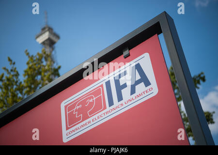 Berlin, Deutschland. 05 Sep, 2018. 05.09.2018, Berlin: Ein Plakat der Messe für Unterhaltungselektronik und Haushaltsgeräte IFA vor dem Berliner Funkturm steht. Credit: Arne Immanuel Bänsch/dpa/Alamy leben Nachrichten Stockfoto