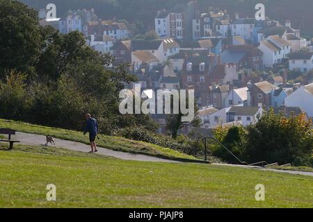 Hastings, East Sussex, UK. 6. Sep 2018. UK Wetter: einen hellen und sonnigen Morgen auf West Hill in Hastings, East Sussex. Ein paar Leute über die Ausübung ihrer Hunde nutzen die warmen herbstlichen Wetter. Blick auf die Altstadt von Hastings unten. © Paul Lawrenson 2018, Foto: Paul Lawrenson/Alamy leben Nachrichten Stockfoto