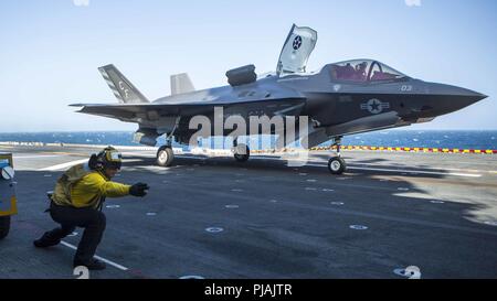 Indischen Ozean. 5. Sep 2018. Indischer Ozean (Sept. 3, 2018) Petty Officer 3. Klasse Alexander Turla, einen Flieger der Essex Amphibious Ready Group (ARG), startet eine F-35B Blitz II zugeordnet Marine Fighter Attack Squadron (Vmfa) 211, 13 Marine Expeditionary Unit (MEU), an Bord der Wasp-Klasse amphibisches Schiff USS Essex (LL 2), Sept. 3, 2018. Essex ist das Flaggschiff der Essex ARG und, mit der begonnen 13. MEU, ist in die USA 5 Flotte Bereich der Maßnahmen zur Unterstützung der Marine im Einsatz für die Stabilität und Sicherheit in der Region zu gewährleisten, verbinden Stockfoto