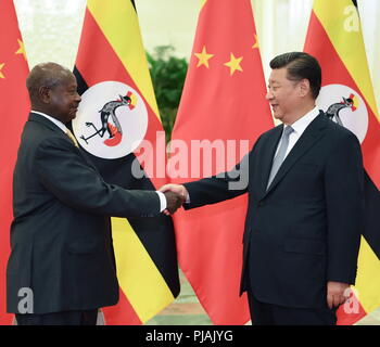 Peking, China. 6. Sep 2018. Der chinesische Präsident Xi Jinping (R) trifft sich mit der ugandische Präsident Yoweri Museveni in der Großen Halle des Volkes in Peking, der Hauptstadt von China, Sept. 6, 2018. Credit: Yan Yan/Xinhua/Alamy leben Nachrichten Stockfoto