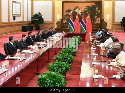 Peking, China. 6. Sep 2018. Der chinesische Präsident Xi Jinping trifft sich mit Präsident von Gambia Adama Barrow in der Großen Halle des Volkes in Peking, der Hauptstadt von China, Sept. 6, 2018. Credit: Gao Jie/Xinhua/Alamy leben Nachrichten Stockfoto