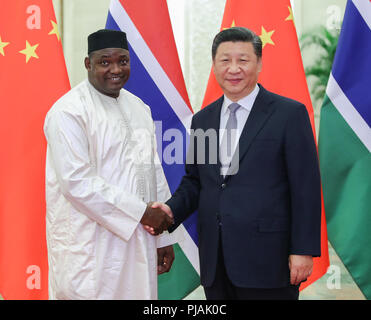 Peking, China. 6. Sep 2018. Der chinesische Präsident Xi Jinping (R) trifft sich mit Präsident von Gambia Adama Barrow in der Großen Halle des Volkes in Peking, der Hauptstadt von China, Sept. 6, 2018. Credit: Xie Huanchi/Xinhua/Alamy leben Nachrichten Stockfoto