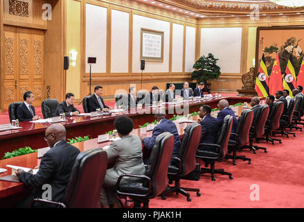 Peking, China. 6. Sep 2018. Der chinesische Präsident Xi Jinping trifft sich mit der ugandische Präsident Yoweri Museveni in der Großen Halle des Volkes in Peking, der Hauptstadt von China, Sept. 6, 2018. Credit: Yan Yan/Xinhua/Alamy leben Nachrichten Stockfoto