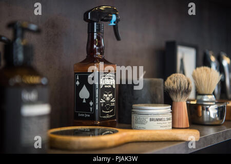 Berlin, Deutschland. 05 Sep, 2018. 05.09.2018, Berlin: Utensilien eines Friseur liegen auf einem Regal. Credit: Arne Immanuel Bänsch/dpa/Alamy leben Nachrichten Stockfoto