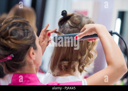 Berlin, Deutschland. 05 Sep, 2018. 05.09.2018, Berlin: der Frau Haar wird geglättet Quelle: Arne Immanuel Bänsch/dpa/Alamy leben Nachrichten Stockfoto