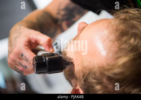 Berlin, Deutschland. 05 Sep, 2018. 05.09.2018, Berlin: Ein Mann wird immer seinen Bart abrasiert. Credit: Arne Immanuel Bänsch/dpa/Alamy leben Nachrichten Stockfoto