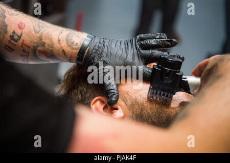 Berlin, Deutschland. 05 Sep, 2018. 05.09.2018, Berlin: Ein Mann ist immer seine berad rasiert. Credit: Arne Immanuel Bänsch/dpa/Alamy leben Nachrichten Stockfoto