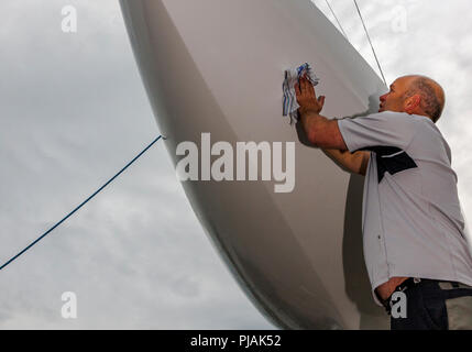 Union Hall, Irland. 6. September 2018. Crew Mitglied Simon Furney, Kinsale Polieren der Rumpf der Yacht Little Fella in der Union Halle in Vorbereitung des Nationalen irischen Dragon Meisterschaften an Glandore, Co.Cork gehalten zu werden. - David Creedon/Alamy leben Nachrichten Stockfoto