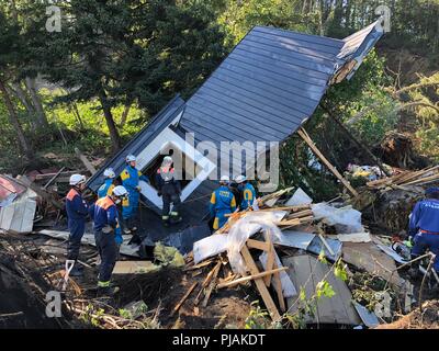 Hokkaido, Japan. 6. Sep 2018. Retter arbeiten auf einem eingestürzten Haus nach einem Erdbeben in der Stadt von Atsuma, Hokkaido Prefecture, Japan, Sept. 6, 2018. Acht Menschen gestorben, mit zwei Toten und sechs in einem Zustand der kardiopulmonalen Verhaftung, Japan's Public Broadcaster NHK sagte nach einem starken Erdbeben Japans nördlichste Präfektur Hokkaido zerschlagene frühen Donnerstag. Credit: Deng Min/Xinhua/Alamy leben Nachrichten Stockfoto