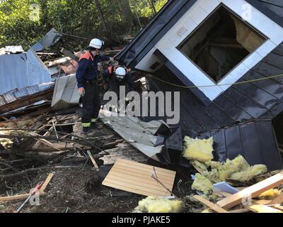 Hokkaido, Japan. 6. Sep 2018. Retter arbeiten auf einem eingestürzten Haus nach einem Erdbeben in der Stadt von Atsuma, Hokkaido Prefecture, Japan, Sept. 6, 2018. Acht Menschen gestorben, mit zwei Toten und sechs in einem Zustand der kardiopulmonalen Verhaftung, Japan's Public Broadcaster NHK sagte nach einem starken Erdbeben Japans nördlichste Präfektur Hokkaido zerschlagene frühen Donnerstag. Credit: Deng Min/Xinhua/Alamy leben Nachrichten Stockfoto