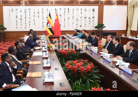 Peking, China. 6. Sep 2018. Wang Yang, der Vorsitzende des Nationalen Ausschusses der Chinese People's Political Consultative Conference, trifft sich mit der ugandische Präsident Yoweri Museveni in Peking, der Hauptstadt von China, Sept. 6, 2018. Credit: Shen Hong/Xinhua/Alamy leben Nachrichten Stockfoto