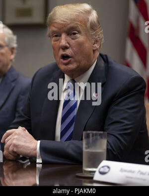 Washington, District of Columbia, USA. 5. Sep 2018. Präsidenten der Vereinigten Staaten Donald J. Trumpf spricht mit republikanischen Abgeordneten des Kongresses im Roosevelt Raum des Weißen Hauses am 5. September 2018 in Washington, DC. Credit: Alex Edelman/Pool über CNP Credit: Alex Edelman/CNP/ZUMA Draht/Alamy leben Nachrichten Stockfoto