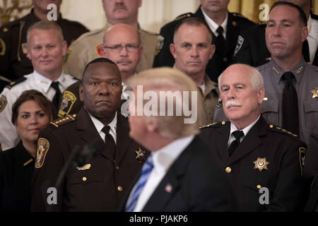 Washington, District of Columbia, USA. 5. Sep 2018. Präsidenten der Vereinigten Staaten Donald J. Trumpf spricht mit Polizeichefs aus dem ganzen Land im Osten Zimmer des Weißen Hauses am 5. September 2018 in Washington, DC. Credit: Alex Edelman/Pool über CNP Credit: Alex Edelman/CNP/ZUMA Draht/Alamy leben Nachrichten Stockfoto