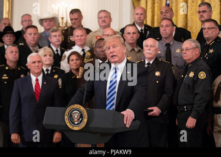 Washington, DC. 5. Sep 2018. Präsidenten der Vereinigten Staaten Donald J. Trumpf spricht mit Polizeichefs aus dem ganzen Land im Osten Zimmer des Weißen Hauses am 5. September 2018 in Washington, DC. Credit: Alex Edelman/Pool über CNP | Verwendung der weltweiten Kredit: dpa/Alamy leben Nachrichten Stockfoto