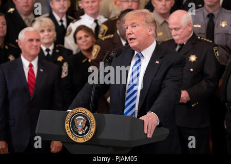 Washington, DC. 5. Sep 2018. Präsidenten der Vereinigten Staaten Donald J. Trumpf spricht mit Polizeichefs aus dem ganzen Land im Osten Zimmer des Weißen Hauses am 5. September 2018 in Washington, DC. Credit: Alex Edelman/Pool über CNP | Verwendung der weltweiten Kredit: dpa/Alamy leben Nachrichten Stockfoto