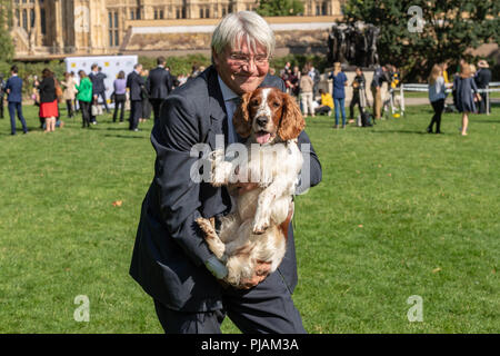 London, Großbritannien. 6. September 2018 Westminster Dog des Jahres Ereignis in Victoria Tower Gardens, London, UK. Andrew Mitchell MP mit seinem Hund Scarlet Credit Ian Davidson/Alamy leben Nachrichten Stockfoto