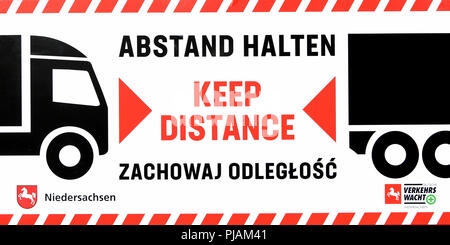 Auetal, Deutschland. 06 Sep, 2018. 06.09.2018, Niedersachsen, Auetal: eine dreisprachige Aufkleber auf der LKW-Zug angehängt, um den Abstand zu halten ist, während ein Lkw Aktionstag an der Raststätte Auetal auf der A 2 vorgestellt. Es Experten LKW-Fahrer über Bremswege und Reaktionszeiten sowie die Gefahr der Müdigkeit am Steuer informieren. Quelle: Holger Hollemann/dpa/Alamy leben Nachrichten Stockfoto