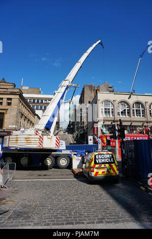 Glasgow, Vereinigtes Königreich: 6. September 2018 - Sicherheit cordon rund um die Schule wird als Works Progress reduziert. Es hat fast zwei Monate her, seit das Feuer und die Kräne hoch über den Dächern der Stadt und blockieren die Straßen rund um die Schule der Kunst wurde fast eine dauerhafte Funktion. Die Bürger von Glasgow tragen mit ihren Leben kaum bemerken die Anwesenheit von schweren Werk. Sauchiehall Street ist jetzt fast alle für die Öffentlichkeit. Credit: Pawel Pietraszewski/Alamy Leben Nachrichten. Stockfoto