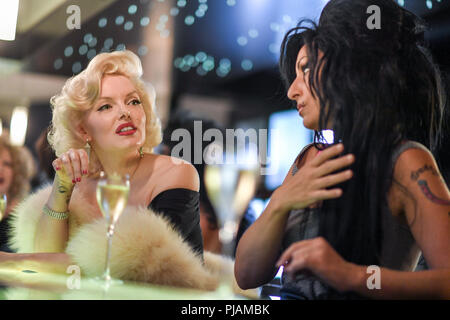 Berlin, Deutschland. 6. September 2018. Das Doppel von Marilyn Monroe (l) und Amy Winehouse aus der Show 'DIVAS - Die Show' besuchen Sie die Luxus Kaufhaus Galeries Lafayette anlässlich der Wiederaufnahme der Show "Stars in Concert". Die Show kann vom 5. bis 23. September 2018 im Hotel Estrel gesehen werden. Foto: Jens Kalaene/dpa Quelle: dpa Picture alliance/Alamy leben Nachrichten Stockfoto