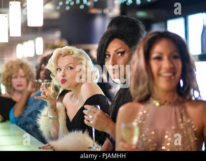 06.09.2018, Berlin: Das Doppel von Bette Midler (L-R), Aretha Franklin, Marilyn Monroe, Amy Winehouse und Jennifer Lopez von der Show 'DIVAS - Die Show' besuchen Sie die Luxus Kaufhaus Galeries Lafayette anlässlich der Wiederaufnahme der Show "Stars in Concert". Die Show kann vom 5. bis 23. September 2018 im Hotel Estrel gesehen werden. Foto: Jens Kalaene/dpa Stockfoto