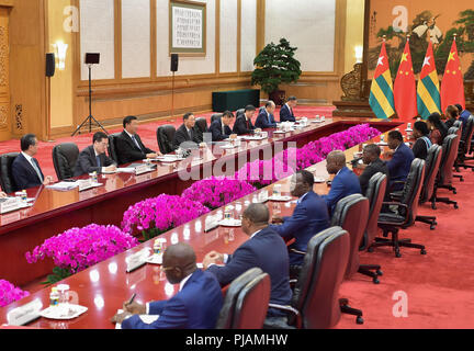 Peking, China. 6. Sep 2018. Der chinesische Präsident Xi Jinping trifft sich mit togoischen Präsidenten Faure Gnassingbe in der Großen Halle des Volkes in Peking, der Hauptstadt von China, Sept. 6, 2018. Credit: Li Tao/Xinhua/Alamy leben Nachrichten Stockfoto