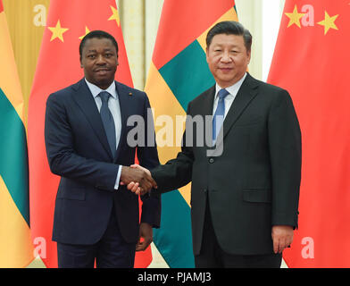 Peking, China. 6. Sep 2018. Der chinesische Präsident Xi Jinping (R) trifft sich mit togoischen Präsidenten Faure Gnassingbe in der Großen Halle des Volkes in Peking, der Hauptstadt von China, Sept. 6, 2018. Quelle: Rao Aimin/Xinhua/Alamy leben Nachrichten Stockfoto