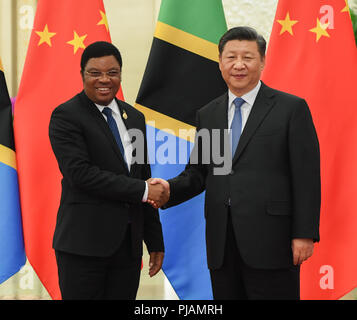 Peking, China. 6. Sep 2018. Der chinesische Präsident Xi Jinping (R) trifft mit tansanischen Ministerpräsident Kassim Majaliwa in der Großen Halle des Volkes in Peking, der Hauptstadt von China, Sept. 6, 2018. Quelle: Rao Aimin/Xinhua/Alamy leben Nachrichten Stockfoto