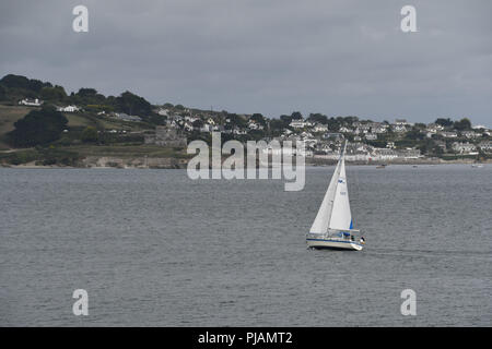 Pendennis Punkt, Falmouth, Cornwall, UK. 6. September 2018. UK Wetter. Yachten wurden auf die Gewässer rund um Falmouth, die Sonne und der Wind am Nachmittag. Im Hintergrund ist die Burg und Stadt St Mawes: Simon Maycock/Alamy leben Nachrichten Stockfoto