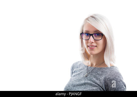 Porträt einer schönen Frau in Gläsern an Kamera auf weißem Hintergrund. Stockfoto