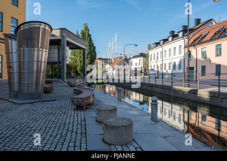 Wohnstraße Dalsgatan auf einen ruhigen Sonntag Abend im Stadtzentrum von Norrköping, Schweden. Norrköping ist eine historische Stadt. Stockfoto