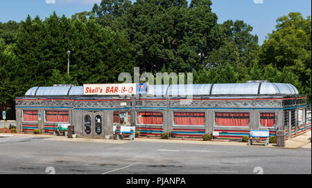 HICKORY, NC, USA -9/2/18: Shell's Bar-B-Q ist ein Restaurant im Stil der 50er. Stockfoto