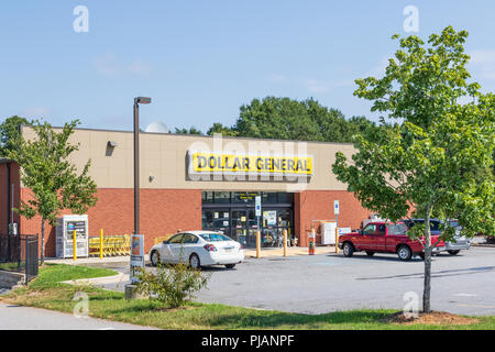 CATAWBA, NC, USA -9/2/18: ein Dollar General Store, aussen. Drei Autos auf dem Parkplatz. Keine Menschen. Stockfoto