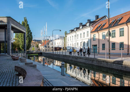 Wohnstraße Dalsgatan auf einen ruhigen Sonntag Abend im Stadtzentrum von Norrköping, Schweden. Norrköping ist eine historische Stadt. Stockfoto