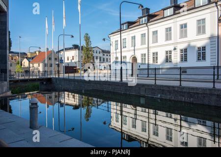 Wohnstraße Dalsgatan auf einen ruhigen Sonntag Abend im Stadtzentrum von Norrköping, Schweden. Norrköping ist eine historische Stadt. Stockfoto