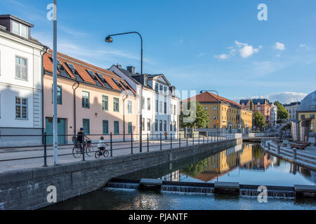 Wohnstraße Dalsgatan auf einen ruhigen Sonntag Abend im Stadtzentrum von Norrköping, Schweden. Norrköping ist eine historische Stadt. Stockfoto