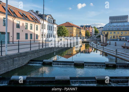 Wohnstraße Dalsgatan auf einen ruhigen Sonntag Abend im Stadtzentrum von Norrköping, Schweden. Norrköping ist eine historische Stadt. Stockfoto