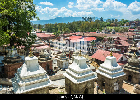 Kathmandu, Nepal - 13.04.2018: Eine allgemeine Ansicht der Pashupatinath Tempel auf einem sonnigen Tag am 13. April 2018, Kathmandu, Nepal. Stockfoto