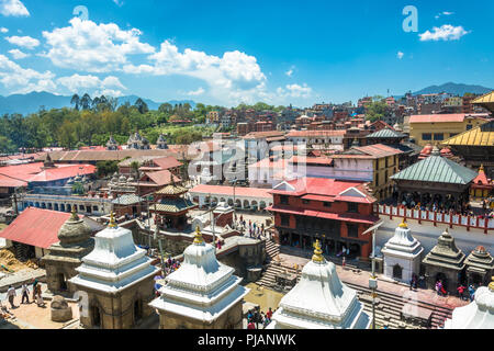 Kathmandu, Nepal - 13.04.2018: Eine allgemeine Ansicht der Pashupatinath Tempel auf einem sonnigen Tag am 13. April 2018, Kathmandu, Nepal. Stockfoto