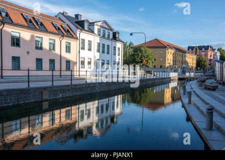 Wohnstraße Dalsgatan auf einen ruhigen Sonntag Abend im Stadtzentrum von Norrköping, Schweden. Norrköping ist eine historische Stadt. Stockfoto