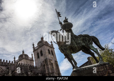 Kathedrale (Sé) und die Statue von Vímara Peres in Porto, Portugal, mit Sonne in den Hintergrund. Stockfoto