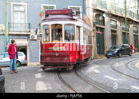 Lissabon - April 01, 2018: Touristische elektrische Straßenbahn in einer Straße in der Innenstadt von Lissabon, Portugal. Stockfoto