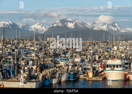 Das kleine Boot Hafen auf Homer Spit mit Kachemak Bay State Park im Hintergrund Stockfoto