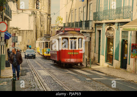 Lissabon - April 01, 2018: traditionelle Straßenbahn Beförderung im Stadtzentrum von Lissabon, Portugal. Die Stadt gehalten alte traditionelle Straßenbahn im Dienst innerhalb der Stockfoto