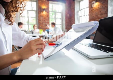 Nahaufnahme eines finanziellen Arbeiter Analyse von statistischen Daten. Geschäftsfrau oder Buchhalter hand mit Bleistift Arbeiten am Rechner fi zu berechnen Stockfoto