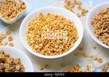 Puffreis und Schalen von verschiedenen Arten von Getreide, schnelles Frühstück, gesunde Snacks Stockfoto