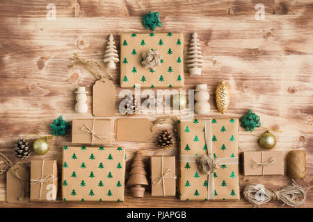 Weihnachten Konzept, Weihnachtsbaum aus brauner Zeit Boxen mit funkelnden geprägte Fell Bäume, Tannenzapfen, goldene Kugeln, Holzdekorationen, Jute Stockfoto