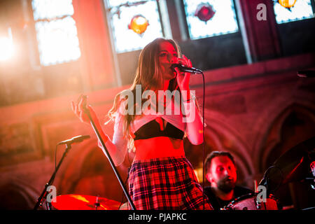 Norwegen, Bergen - 16. Juni 2018. Der australische Sänger und Songwriter NELKEN führt ein Live Konzert während der norwegischen Musik Festival Bergenfest 2018 in Bergen. (Foto: Gonzales Foto - Jarle H. Moe). Stockfoto